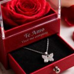 Kit Presente Dia dos Namorados com rosa, colar, touca de cetim e sacola premium pronta para presentear com charme e romantismo. - Imagem 6