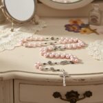 Rosário católico de pérolas, rosas e hematita: oração elegante, feito à mão, ideal para presente e uso diário. - Imagem 5