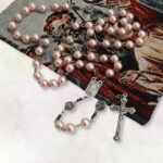 Rosário católico de pérolas, rosas e hematita: oração elegante, feito à mão, ideal para presente e uso diário. - Imagem 6
