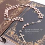 Rosário católico de pérolas, rosas e hematita: oração elegante, feito à mão, ideal para presente e uso diário. - Imagem 8