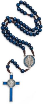 Terço Madeira Azul 10mm São Bento com cordão marrom e cruz metal resinada, ideal para oração e devoção. - Imagem 3