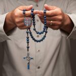 Terço Madeira Azul 10mm São Bento com cordão marrom e cruz metal resinada, ideal para oração e devoção. - Imagem 4