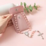 Rosário católico feminino com pérolas artificiais de 8 mm, resistente, elegante e ideal para presentear. - Imagem 3