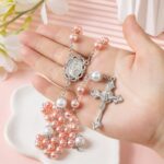 Rosário católico feminino com pérolas artificiais de 8 mm, resistente, elegante e ideal para presentear. - Imagem 4