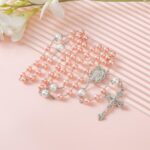 Rosário católico feminino com pérolas artificiais de 8 mm, resistente, elegante e ideal para presentear. - Imagem 5