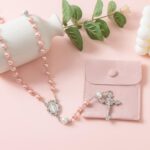 Rosário católico feminino com pérolas artificiais de 8 mm, resistente, elegante e ideal para presentear. - Imagem 6