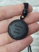 Colar masculino ajustável com pingente bússola em couro sintético, estilo e durabilidade para o dia a dia. - Imagem 3