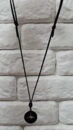 Colar masculino ajustável com pingente bússola em couro sintético, estilo e durabilidade para o dia a dia. - Imagem 4
