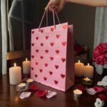 Sacola Coração Luxo Kraft 40x30cm com Alça Premium, ideal para presentes elegantes e especiais. - Imagem 3