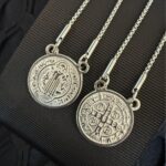 Escapulário de São Bento em Aço Inox 316 com medalha dupla face, proteção espiritual e estilo moderno para uso diário unissex. - Imagem 3