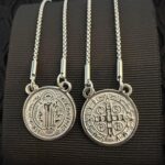 Escapulário de São Bento em Aço Inox 316 com medalha dupla face, proteção espiritual e estilo moderno para uso diário unissex. - Imagem 4