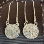 Escapulário de São Bento em Aço Inox 316 com medalha dupla face, proteção espiritual e estilo moderno para uso diário unissex. - Imagem 7