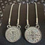Escapulário de São Bento em Aço Inox 316 com medalha dupla face, proteção espiritual e estilo moderno para uso diário unissex. - Imagem 8