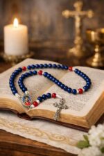 Terço São Carlo Acutis com cordão resistente e design devocional, ideal para oração e devoção diária - Imagem 3
