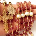 Rosário católico elegantmedical com contas de cristal e pérola real 10 mm, feito à mão e com caixa de presente - Imagem 3