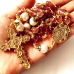 Rosário católico elegantmedical com contas de cristal e pérola real 10 mm, feito à mão e com caixa de presente - Imagem 4