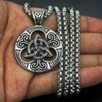 Colar Masculino Triquetra em Aço Inoxidável 60cm: amuleto celta de proteção e estilo, com bolsa de veludo. - Imagem 4