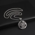 Colar Masculino Triquetra em Aço Inoxidável 60cm: amuleto celta de proteção e estilo, com bolsa de veludo. - Imagem 5