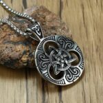 Colar Masculino Triquetra em Aço Inoxidável 60cm: amuleto celta de proteção e estilo, com bolsa de veludo. - Imagem 8