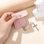 Rosário católico para mulheres e meninas: presente de confirmação com pérolas artificiais de 6 mm e bolsa inclusa - Imagem 4