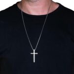 Corrente colar com pingente de cruz em aço inox, estilo masculino, resistente e elegante para uso diário. - Imagem 3