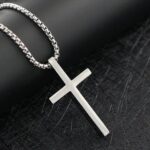 Corrente colar com pingente de cruz em aço inox, estilo masculino, resistente e elegante para uso diário. - Imagem 5