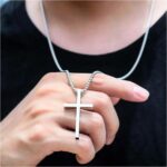 Corrente colar com pingente de cruz em aço inox, estilo masculino, resistente e elegante para uso diário. - Imagem 7