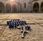 Nazareth Store Colar Rosário Azul Profundo com Medalha do Solo Sagrado e Cruz Antiga para Oração Católica - Imagem 3