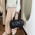 Bolsa tiracolo feminina compacta e versátil para trabalho, viagem e uso diário, com espaço ideal para itens essenciais. - Imagem 3