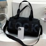 Bolsa tiracolo feminina compacta e versátil para trabalho, viagem e uso diário, com espaço ideal para itens essenciais. - Imagem 4
