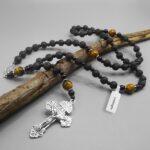 Rosário de pedra vulcânica para homens: colar católico com medalha, cruz e contas pretas artesanais, ideal para presente. - Imagem 5