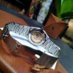 Relógio Orient Skeleton automático: estilo sofisticado com fundo azul/dourado e correia prateada para quem busca elegância. - Imagem 4
