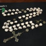 Colar católico feito à mão com contas howlita 10 mm, cruz bronze e rosário 80-90 cm: presente religioso elegante e exclusivo - Imagem 3