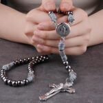 Rosário de São Bento HanlinCC em Paracord resistente com contas de metal grandes, ideal para homens e devoção católica - Imagem 5