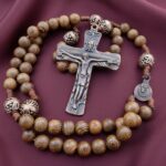 Terço católico de madeira sagrada com cruz e medalha de Maria, feito à mão e ideal para oração diária - Imagem 3