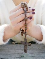 Terço católico de madeira sagrada com cruz e medalha de Maria, feito à mão e ideal para oração diária - Imagem 4