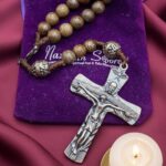 Terço católico de madeira sagrada com cruz e medalha de Maria, feito à mão e ideal para oração diária - Imagem 5