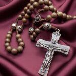 Terço católico de madeira sagrada com cruz e medalha de Maria, feito à mão e ideal para oração diária - Imagem 6