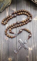 Terço católico de madeira sagrada com cruz e medalha de Maria, feito à mão e ideal para oração diária - Imagem 7