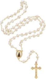 Terço Cruz Dourada 8mm Branco com Nossa Senhora Aparecida e caixa acrílica, ideal para devoção e presente religioso. - Imagem 3