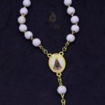 Terço Cruz Dourada 8mm Branco com Nossa Senhora Aparecida e caixa acrílica, ideal para devoção e presente religioso. - Imagem 4