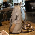 Mochila Feminina de Couro PU Bege: compacta, impermeável e versátil para uso diário, trabalho, escola e viagens. - Imagem 3