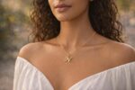 Colar feminino com letra inicial banhado a ouro 18K, elegante e personalizado, perfeito para presentear com sofisticação - Imagem 2