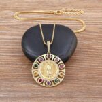 Colar Feminino Santa Maria cravejado com zircônias: fé, elegância e devoção em uma semijoia dourada com bolsa de veludo. - Imagem 3