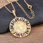 Colar Feminino Santa Maria cravejado com zircônias: fé, elegância e devoção em uma semijoia dourada com bolsa de veludo. - Imagem 4