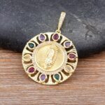 Colar Feminino Santa Maria cravejado com zircônias: fé, elegância e devoção em uma semijoia dourada com bolsa de veludo. - Imagem 5