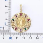 Colar Feminino Santa Maria cravejado com zircônias: fé, elegância e devoção em uma semijoia dourada com bolsa de veludo. - Imagem 6