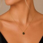 Conjunto Colar e Brinco Folheado a Ouro 18K com Pedra Spinel Cinza, elegante e hipoalergênico para presentear com significado. - Imagem 3