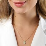 Escapulário feminino Nossa Senhora das Graças banhado a ouro 18k, antialérgico e elegante para todas as ocasiões. - Imagem 5