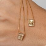 Colar escapulário feminino Espírito Santo com zircônias, banhado a ouro 18k, antialérgico e elegante para compor seu visual. - Imagem 4